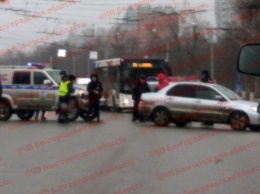 В Белгороде полицейский УАЗик въехал в иномарку