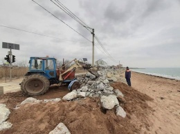 "Вот так укрепили": Берег у крымской дороги, где во время штормов волны смывают машины, завалили камнями, - ФОТО, ВИДЕО