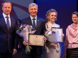 Виктор Томенко вручил награды деятелям культуры Алтайского края