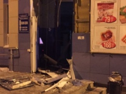 Под Екатеринбургом грабители разнесли дверь магазина, пытаясь похитить банкомат