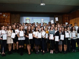 Школьники Ялты получили сертификаты стипендиатов Совета министров Республики Крым
