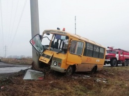 В Бийском районе спешивший за детьми школьный автобус «намотало» на столб