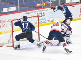 Алтайские хоккеисты вышли на первое место в турнирной таблице