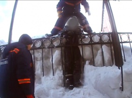 Ребенок застрял между сугробом и забором в Новосибирске
