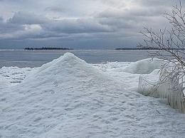 На берегу Онежского озера в Карелии обнаружили ледяные двухметровые "вулканы"