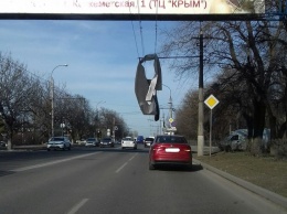В Симферополе рекламный баннер остановил троллейбусы, а на машину обрушились кирпичи, - ФОТО