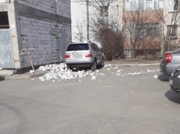 Стена недостроенного магазина упала на припаркованный автомобиль в Симферополе: стали известны подробности, - ФОТО