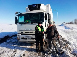 Патруль ДПС из Губкина оказал помощь дальнобойщикам в трудной ситуации на трассе