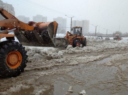 В Барнауле коммунальщики устраняют очередной «прорыв» на затопленной улице