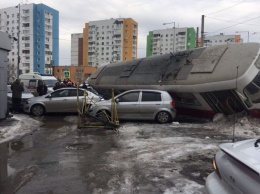 Перевернувшийся трамвай придавил пять автомобилей в Самаре