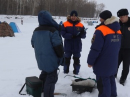 Алтайские спасатели просят любителей снегоходов не выезжать на лед