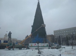 Рабочие начали убирать "самую дорогую елку страны" с главной площади Кемерова