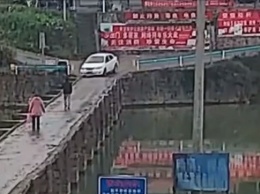 Китаец утопил машину в реке через 10 минут после получения прав