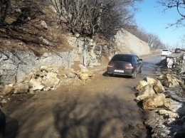 Разрушение дороги на Ай-Петри в районе оползня прогрессирует
