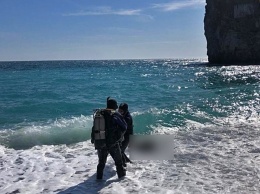 В Крыму мужчина погиб, сорвавшись со скалы в море, - ФОТО