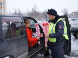 Поронайская Госавтоинспекция провела поздравительную акцию «Цветы для автоледи»