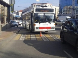 В Калининграде пассажирка получила травму из-за резкого торможения автобуса (фото)