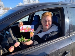 Сотрудники Госавтоинспекции Нижневартовска останавливали женщин за рулем, чтобы поздравить с 8 марта