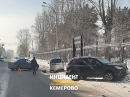 Иномарки столкнулись возле кемеровского парка