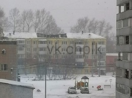Кузбассовцы показали провал в крыше многоэтажного дома