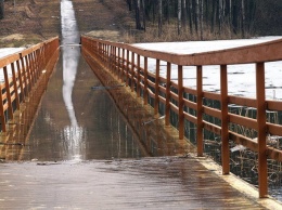 В Строителе деревянный мост через пруд вновь нырнул под воду