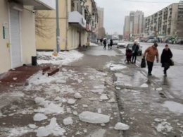 В Екатеринбурге на женщину с ребенком с крыши рухнула глыба льда