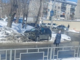 В Барнауле одна иномарка вылетела на тротуар, а другая легла на бок