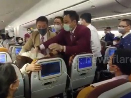 Китаянка начала кашлять на бортпроводников из-за проверки на коронавирус