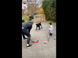 Овечкин провел хоккейный "матч" с полуторагодовалым сыном