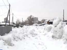 Жители частного сектора в Барнауле оказались в «снежной блокаде» из-за споров железнодорожников и мэрии