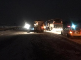 Автобус с туристами застрял на кузбасской трассе
