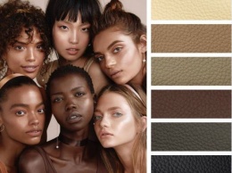 Российская мебельная компания сравнила цвет кожи моделей с обивкой