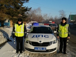 Сотрудники ДПС из Алтайского края помогли семье выбраться из снежного плена