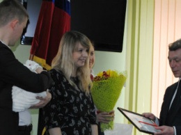 Глава ПФР вручил сертификат на маткапитал за рождение первенца первой белгородской семье