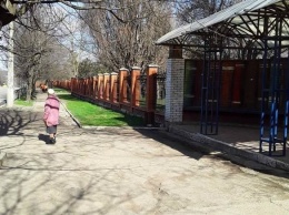 В Симферополе почистили тротуар возле остановки КФУ, - ФОТО
