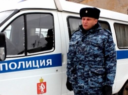 За секунду до взрыва: на Урале полицейский спас водителя из горящей машины