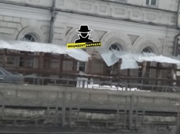 В центре Барнаула на тротуар падают глыбы снега