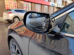 Оставленный у магазина в Кемерове автомобиль лишился зеркала