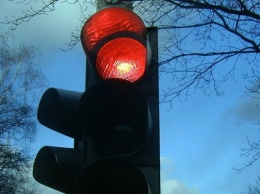 В Барнауле иномарка проехала на красный сигнал светофора и столкнулась с автобусом