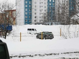 В Нижневартовске борются со снежными кучами на стоянках