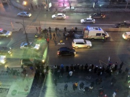 Иномарка въехала в толпу людей на пешеходном переходе в Новосибирске