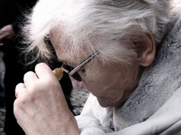 Ученые: Неуживчивый характер защищает пожилых людей от слабоумия