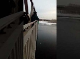 Мужчина спрыгнул с моста на глазах спасателей в Кузбассе