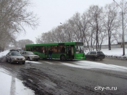 Автобус и легковушка столкнулись на городской дороге в Кузбассе