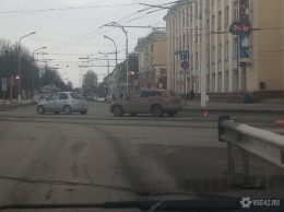 Две легковушки не поделили дорогу в центре Кемерова