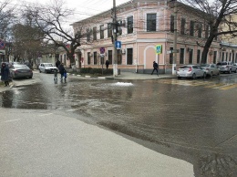 Сброс воды в центре Симферополя: почему на перекрестке возник фонтан, - ФОТО