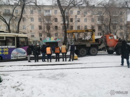 Трамвай сошел с рельсов на транспортной развязке в центре Кемерова