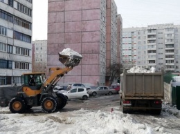 Владельцам частных домов в Барнауле помогают в отведении талых вод