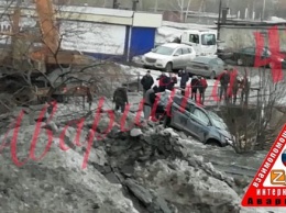 Иномарка перевернулась при падении в реку в Новокузнецке