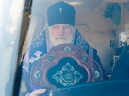 Глава белорусской церкви с вертолета окропил Минск святой водой